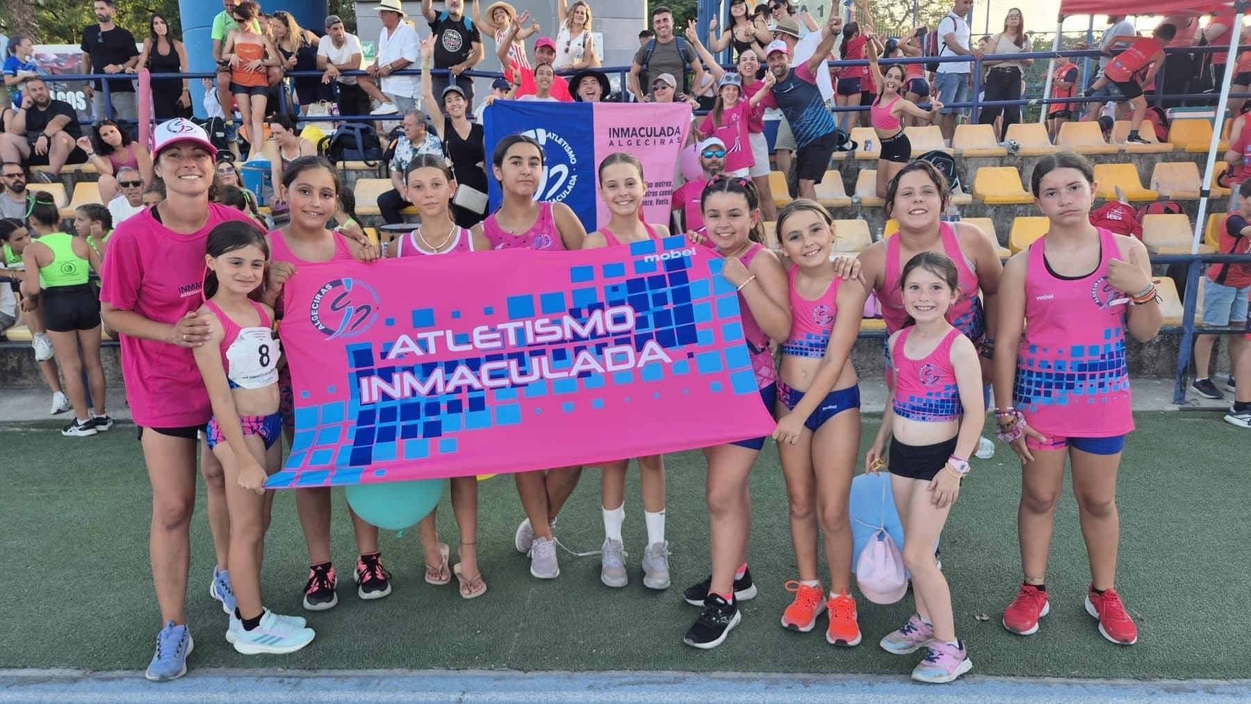 Equipo con la pancarta del club